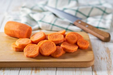 Kesme tahtasında doğranmış havuç, seçici odaklanma.