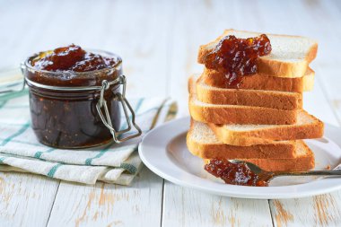 İncirli sandviçler ya da hafif ahşap arka planda tost..