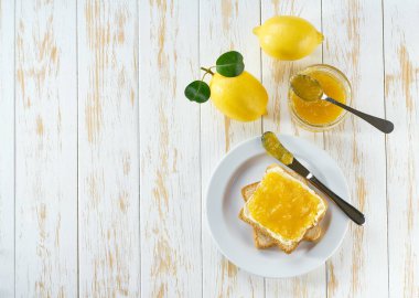 Tahta masada tatlı limon reçeli ile nefis bir tost..