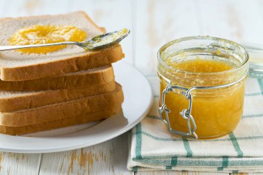 Kahvaltıda limon reçelli ekmek dilimleri. Ahşap mutfak masasında limon reçelli lezzetli tost..