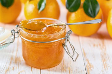 Tablo yakın çekim üzerinde lezzetli portakal reçeli