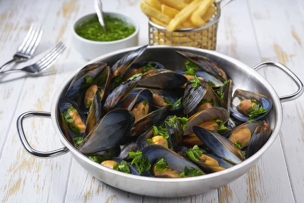 Metal Tray Mussels Cooked Sauce Garlic Parsley Lemon White Wooden — Stock Photo, Image