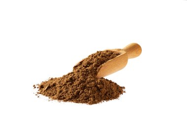 Beyaz arka planda izole edilmiş tarçın tozuyla dolu ahşap kaşık. Yan görünüm.