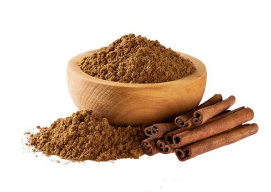 Tarçın çubukları ve beyaz zemin üzerinde organik tarçın tozu bulunan ahşap kâse. Aromatik baharatlar.