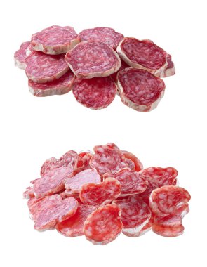 Beyaz arka planda izole edilmiş kurutulmuş domuz eti sosisi yığını..