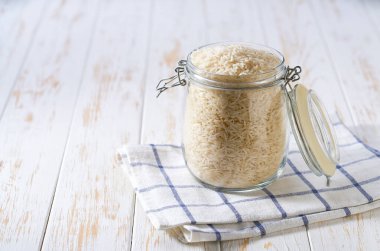 Beyaz basmati pilavı, cam bir kavanozda, açık bir masada..