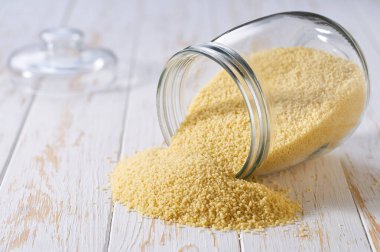 Cam bir saklama kavanozundan çıkan organik kuskus, seçici bir odak..