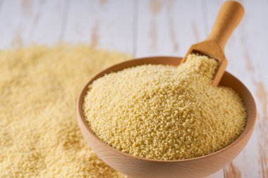 Çiğ kuskus ahşap bir kaseye saçılmıştır..