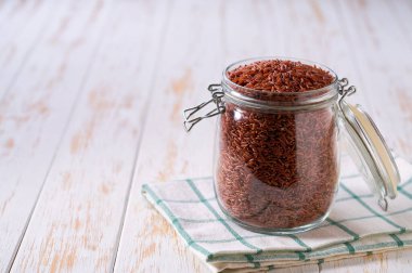 Cam saklama kavanozundaki organik kırmızı pirinç..