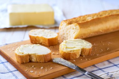 Fransız ekmeğine tereyağı sür, seçici odaklanma..