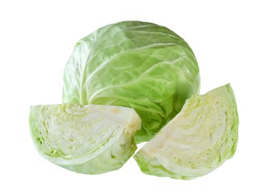 Beyaz arka planda tam ve çeyrek taze yeşil lahanaya bölünmüş. yeşil lahana izole.