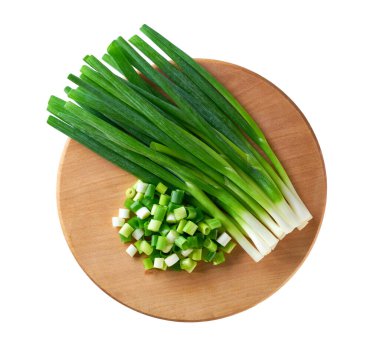 Beyaz arka planda izole edilmiş taze taze taze soğan ya da soğan. Üst görünüm.