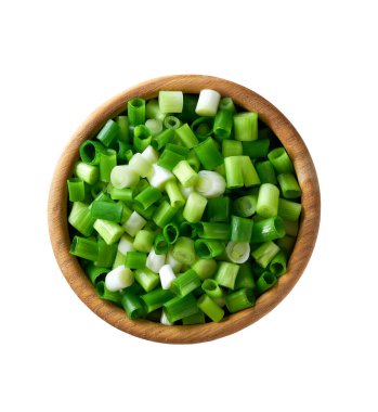 Beyaz arka planda izole edilmiş ahşap bir kasede doğranmış taze soğan. Kesme yolu.