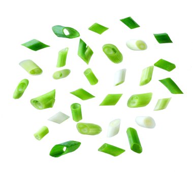 Beyaz arka planda izole edilmiş taze taze soğanlar. Düşen yeşil soğan dilimleri, izole edilmiş. kırpma yolu.