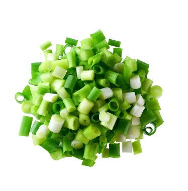 Beyaz arka planda izole edilmiş taze taze soğan yığını..