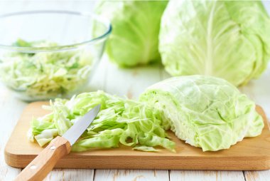 Taze lahana ve ahşap bir masada salatalık dereotuyla vejetaryen salatası yap..