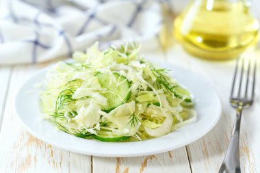 sağlıklı sebze salatası lahana, salatalık ve dereotlu menü konsepti, seçici odaklanma.