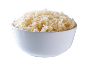 Beyaz arka planda izole edilmiş seramik bir kasede beyaz lahana..