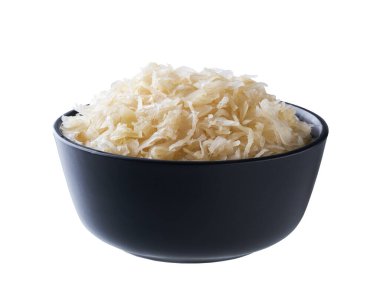 Beyaz arka planda izole edilmiş siyah bir seramik kasede beyaz lahana..