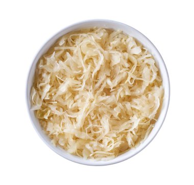 Beyaz arka planda izole edilmiş seramik bir kasede lahana turşusu..