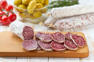 Geleneksel İspanyol salamını dilimler ya da ahşap bir masada mayalanmış sosis..