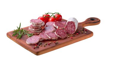 Tahta kesme tahtasının üzerinde biberiye ve biberiyeli İspanyol Fuet sosis salamı..