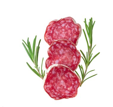 İspanyol Fuet sosis salamını dilimliyor. Taze biberiyeyle izole edilmiş..