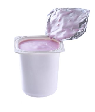 Beyaz arka planda izole edilmiş beyaz plastik bardakta probiyotik yaban mersinli yoğurt paketini aç.