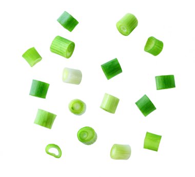 Beyaz arka planda izole edilmiş taze doğranmış soğan. Düşen yeşil soğan dilimleri, izole edilmiş. Kesme yolu. Yeşil soğan halkası.