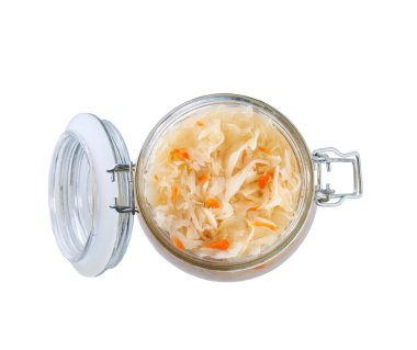 Beyaz arka planda izole edilmiş lahana turşusu ve havuç dolu cam bir kavanoz aç. Üst görünüm.