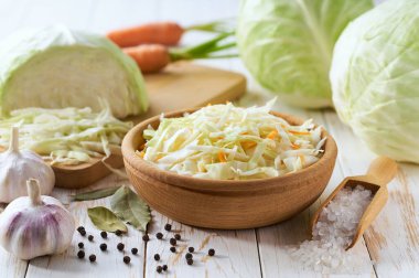 Lahana turşusu ya da havuçlu mayalanmış beyaz lahana hazırlama.