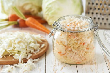 Lahana turşusu ya da havuçlu mayalanmış beyaz lahana hazırlamak için. Yiyecek mayalaması. Mayalanmış vejetaryen yemeği..