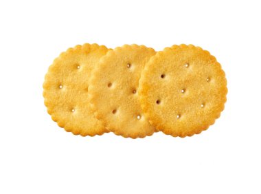 Beyaz arka planda izole edilmiş tuzlu krakerler, üst manzara. Lezzetli krakerler izole edildi. Lezzetli atıştırmalıklar. Kuru tuzlu kraker kurabiyeleri izole edilmiş..