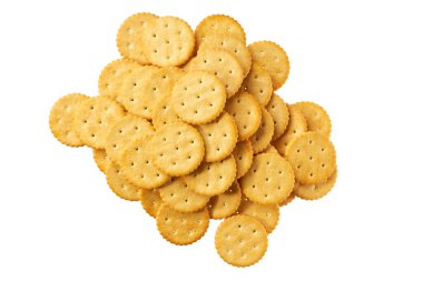 Beyaz arka planda izole edilmiş ince gevrek bisküvi yığını..