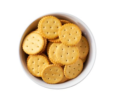 Beyaz arka planda izole edilmiş tabakta yuvarlak tuzlu krakerler. Üst manzara..