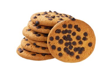 Beyaz arka planda çikolata parçacıklı küçük lezzetli kurabiyeler. Lezzetli çikolatalı kurabiyeler beyaz arka planda üst üste konur..