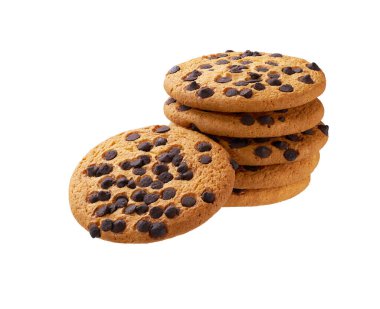 Beyaz arka planda çikolata parçacıklı küçük lezzetli kurabiyeler. Lezzetli çikolatalı kurabiyeler beyaz arka planda üst üste konur..