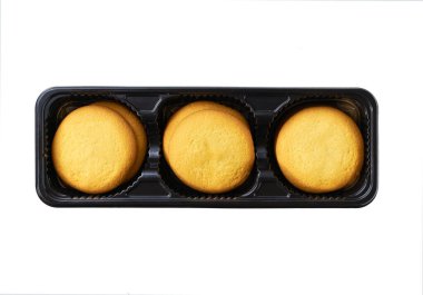 Beyaz arkaplanda izole edilmiş plastik pakette kurabiyeler, üst görünüm.