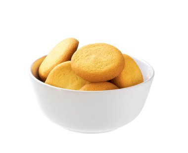 Beyaz arka planda izole bir tabakta yuvarlak kurabiyeler..