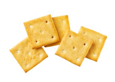 Beyaz arka planda izole edilmiş tuzlu kare krakerler. Lezzetli kare krakerler izole edilmiş. Lezzetli atıştırmalıklar. Kuru tuzlu kraker kurabiyeleri izole edilmiş..
