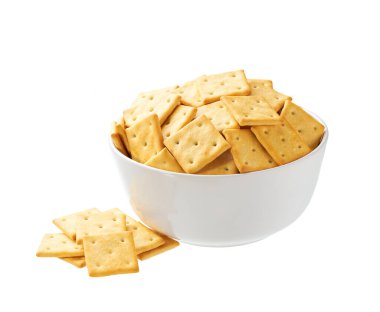 Beyaz arkaplanda izole edilmiş bir tabakta tuzlu kraker kare şekli.