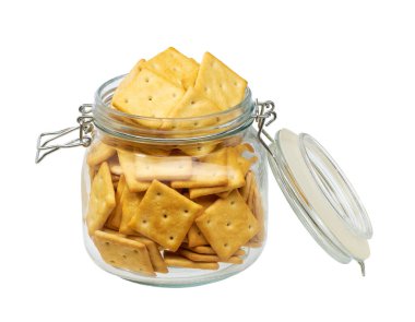 Kare krakerleri beyaz arkaplanda izole edilmiş açık bir kavanozun yakın plan görüntüsü.