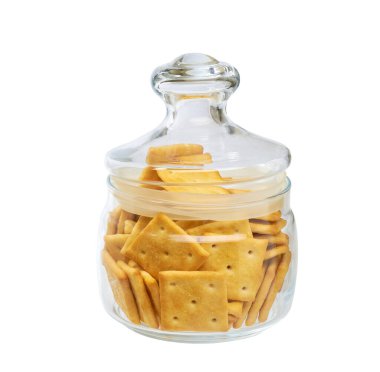 Beyaz arka planda izole edilmiş bir kavanoz dolusu kare kraker. Kavanozda kare krakerler, beyaz arka planda izole edilmiş. Kare krakerlerle dolu bir kavanoza yakın çekim.