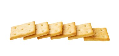 Beyaz arka planda izole edilmiş tuzlu kare kraker, tam derinlik. Doğrusal bileşim. Kuru tuzlu kraker kurabiyeleri izole edilmiş..