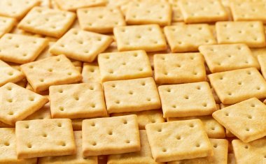 Kare kraker arka planı, gevrek kare krakerler, kapatın..