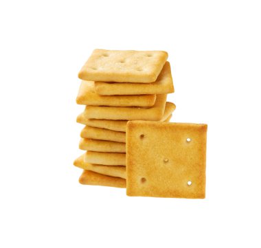 Beyaz arka planda izole edilmiş küçük tuzlu kare kraker yığını