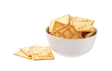 Beyaz arka planda izole edilmiş bir tabakta tuzlu ya da kare kraker. Çorba krakerleri izole bir tabakta. İzole edilmiş bir tabakta buğday suyu krakerleri..