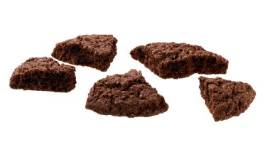 Parçalanmış Amerikan çikolatalı kurabiyeleri kırpma yolu ile izole edilmiş.