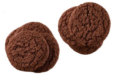 Beyaz arka planda izole edilmiş küçük Amerikan çikolatalı kurabiyeleri yığını, üst manzara. Beyaz arka planda üst üste yerleştirilmiş lezzetli çikolatalı kurabiyeler..