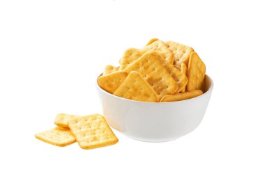 Beyaz arka planda izole edilmiş seramik tabakta peynir aromalı kraker.